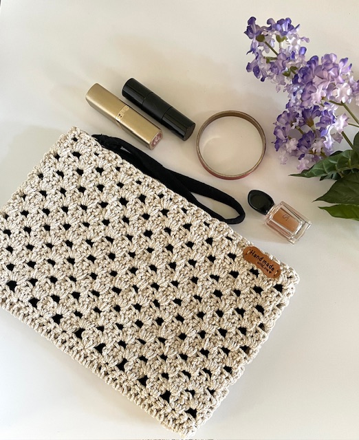 Crochet Start Stich Wristlet Purse. Very elegant, beautiful and perfect for evening parties