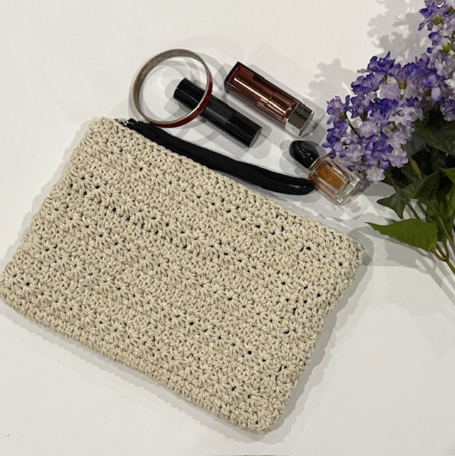 Crochet Start Stich Wristlet Purse. Very elegant, beautiful and perfect for evening parties